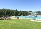 Las piscinas de verano están teniendo una gran afluencia de bañistas.